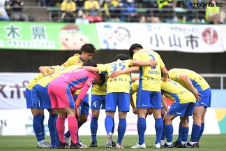 円陣を組む栃木SCの選手