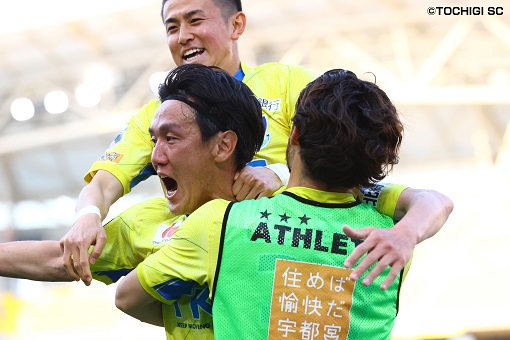 抱き合って喜ぶ選手