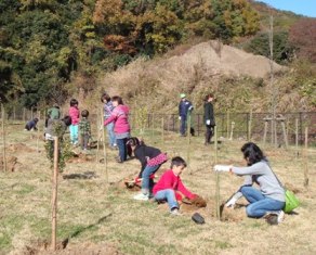 トラックの森（岩舟町）植樹の様子