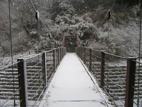 雪の積もった窯眺橋