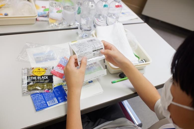 プラスチックの分類作業の写真