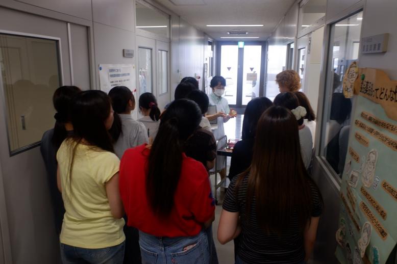 施設見学の様子