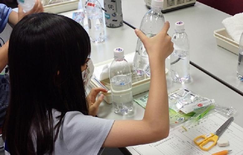 プラスチックの浮き沈み実験の写真