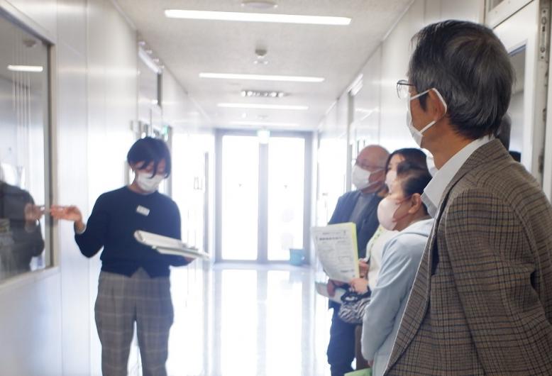 施設見学の様子