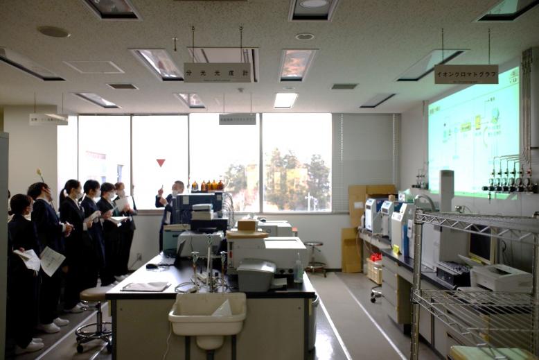 高速液体クロマトグラフィーについての施設見学