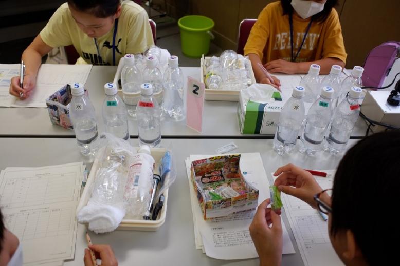 容器包装プラスチック材料表示の分類作業をする様子