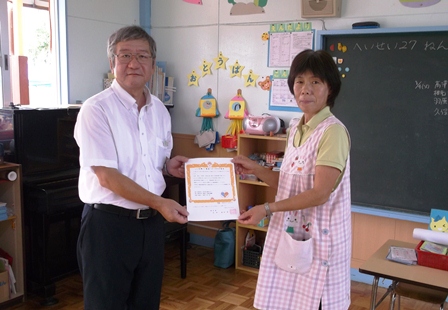 交付の様子（矢場川幼稚園）