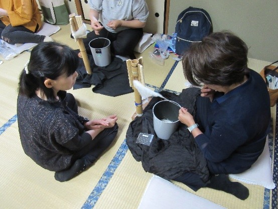 糸つむぎ講習会の様子