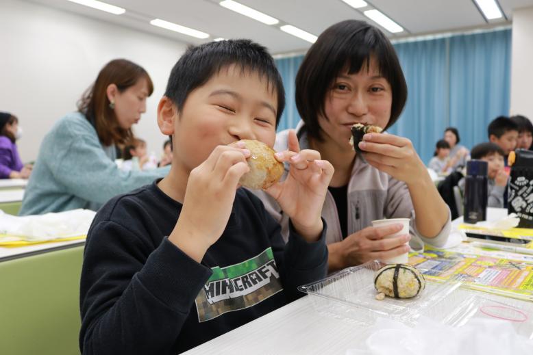 1125食育教室_おにぎりほおばる親子