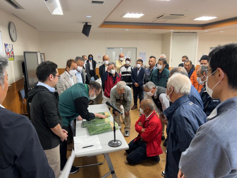 市場担当者からの説明を受ける生産者