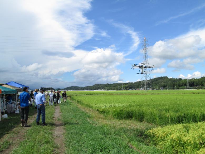 大型ドローン作業実演の写真