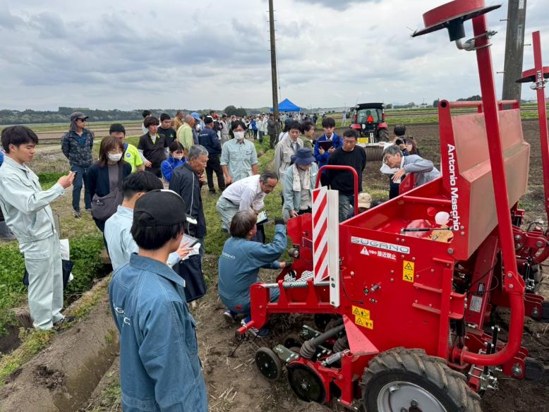 播種用機械についての説明を聞く参加者