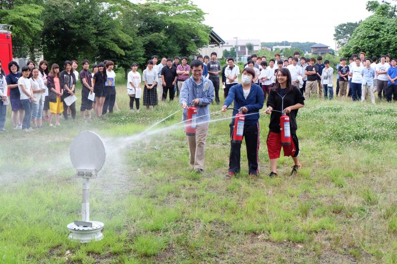 水消火器による消火訓練の様子