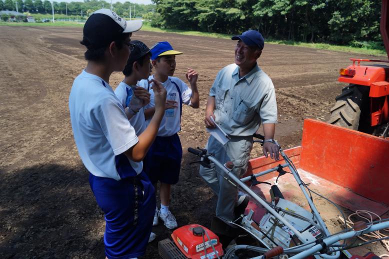 作業機械に触れる