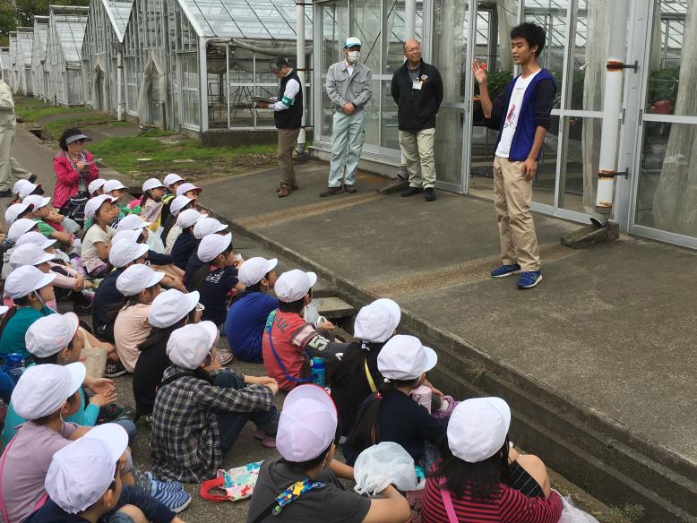 小学生に説明する学生