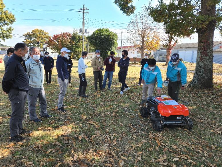 遠隔操作による除草ロボット