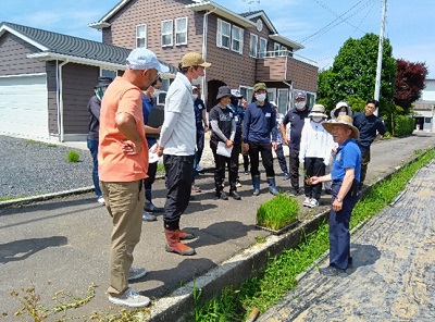 古谷さんから水稲の大苗育苗について説明を受ける