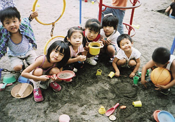 「元気に遊ぶ子どもたち」の写真