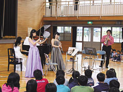 「コンセール・マロニエ21入賞者による学校訪問演奏会」の写真