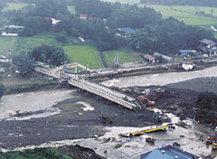 「平成10年8月の豪雨により落橋した余笹橋」の写真
