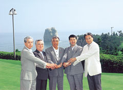 「5県(群馬・茨城・福島・新潟・栃木)知事会議」の写真
