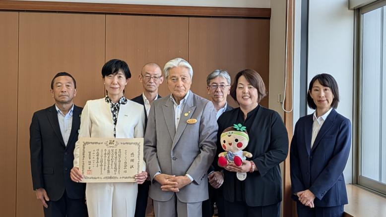 松田川ダムリバースグラフィティプロジェクトに対する感謝状の贈呈式(集合写真)