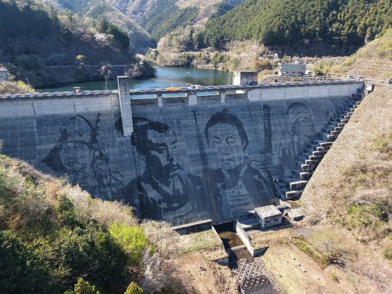 松田川ダムアート完成写真（左）