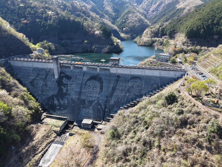 松田川ダムアート完成写真（右）