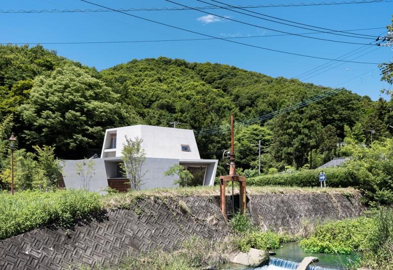 山の麓、川の畔1