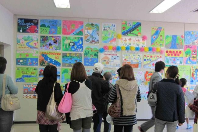 写真：小学生が描いた下水道PRポスターの掲示の様子