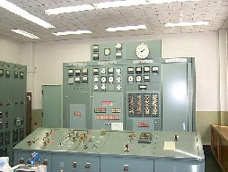 川治第二発電所配電盤室の写真