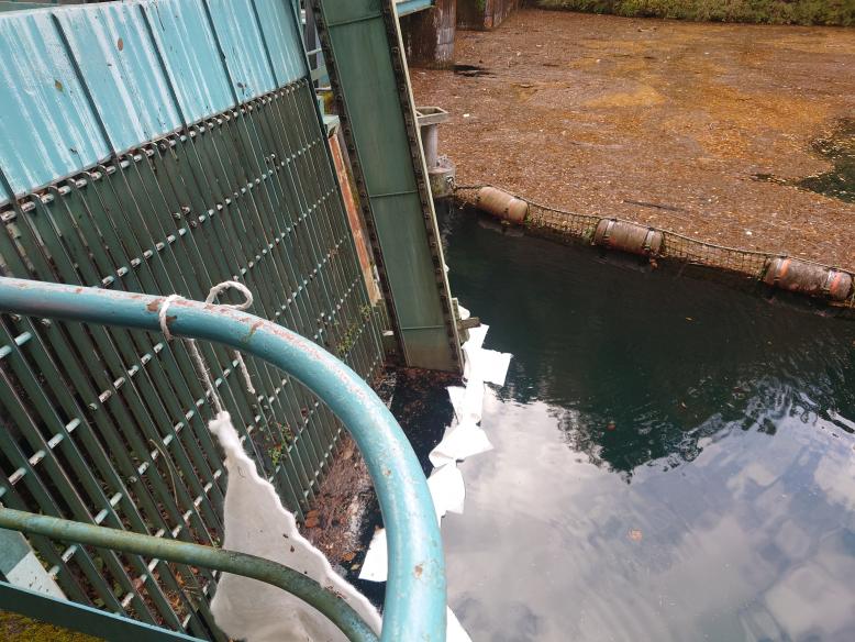 オイルフェンス設置状況1