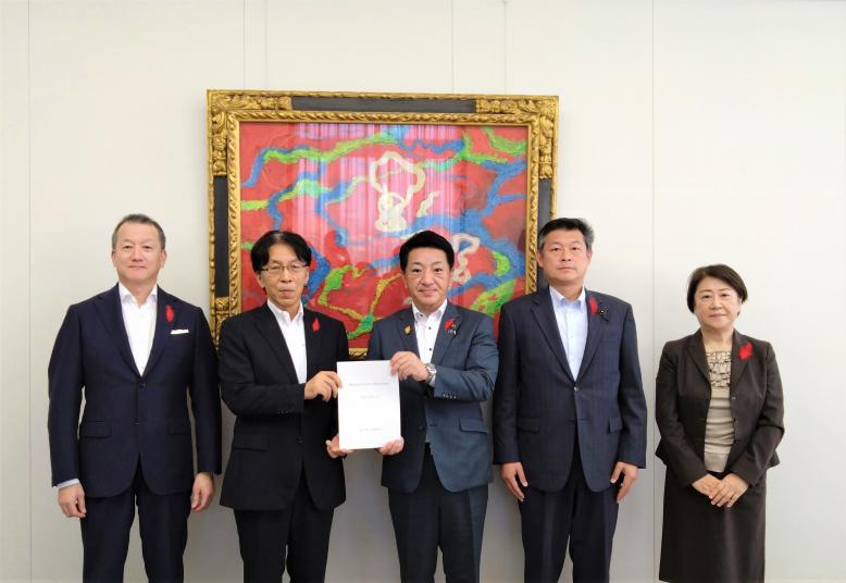 議長手交