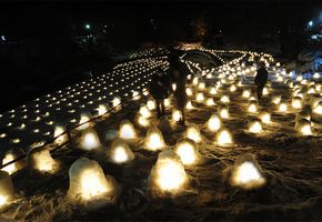 写真：湯西川温泉かまくら祭り