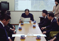 要望書に目を通す沓掛座長